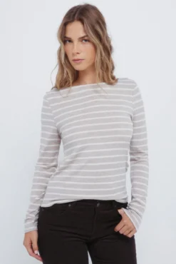 T-shirt com corte riscas