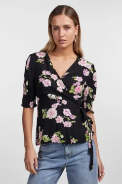 T-shirt com decote cruzado.