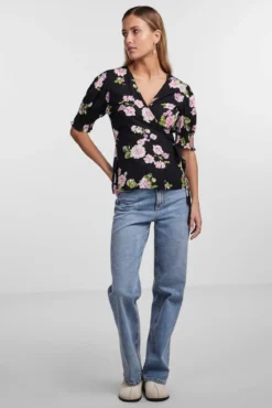 T-shirt com decote cruzado.