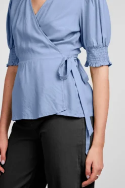 T-shirt com decote cruzado.