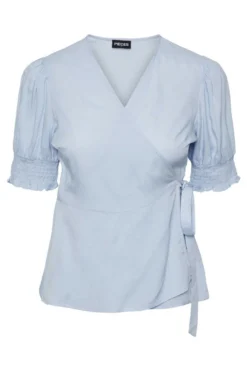 T-shirt com decote cruzado.
