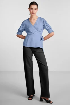 T-shirt com decote cruzado.