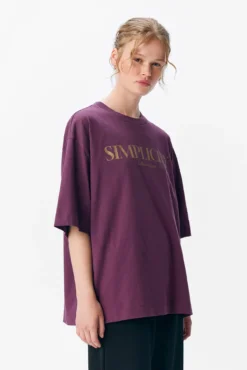 T-shirt com texto impresso