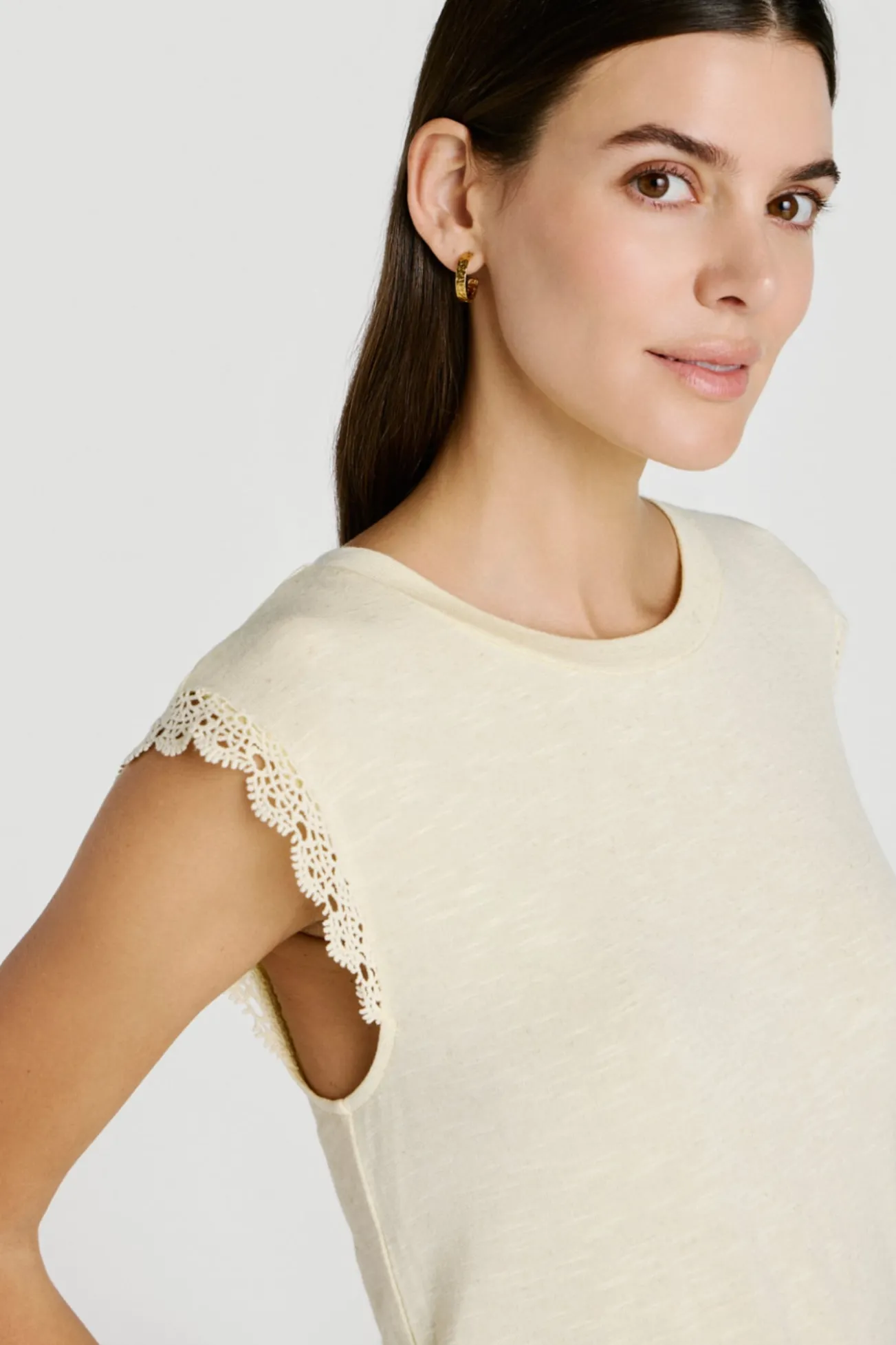 T-shirt de mulher com renda nas mangas