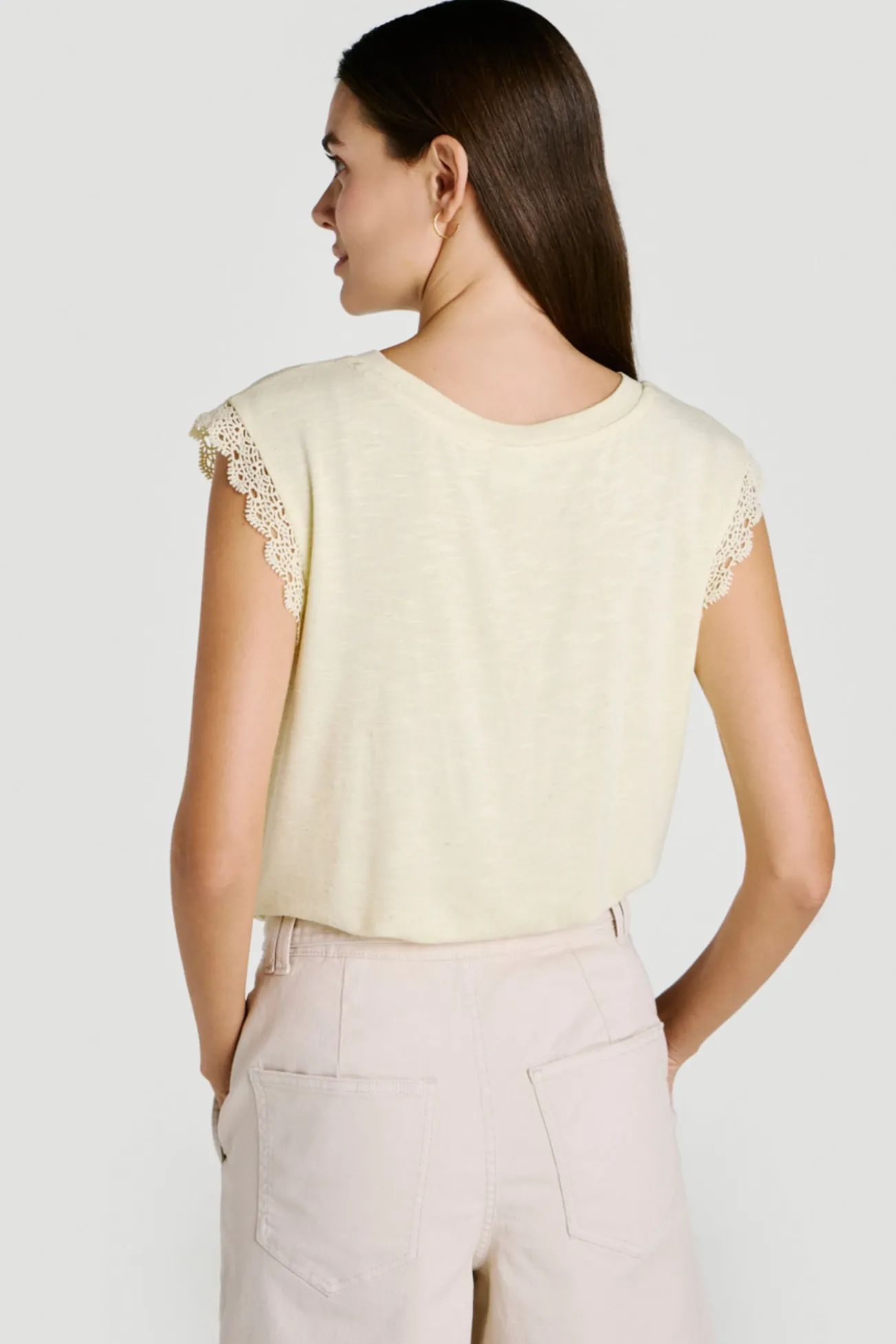 T-shirt de mulher com renda nas mangas