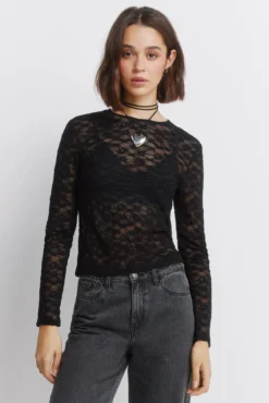 T-shirt flor de renda