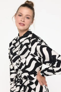 Vestido camisa midi com baixo assimétrica