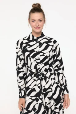 Vestido camisa midi com baixo assimétrica
