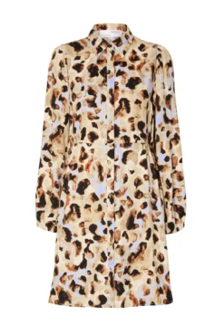 Vestido camiseiro curto com animal print confecionado 100% com Lenzing ECOVERO.