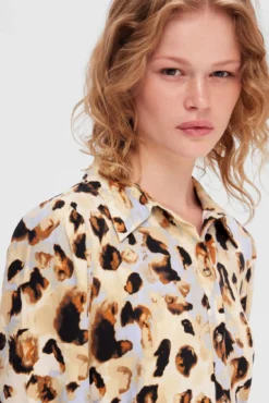 Vestido camiseiro curto com animal print confecionado 100% com Lenzing ECOVERO.