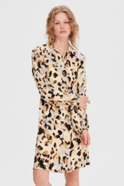 Vestido camiseiro curto com animal print confecionado 100% com Lenzing ECOVERO.