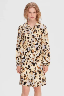 Vestido camiseiro curto com animal print confecionado 100% com Lenzing ECOVERO.