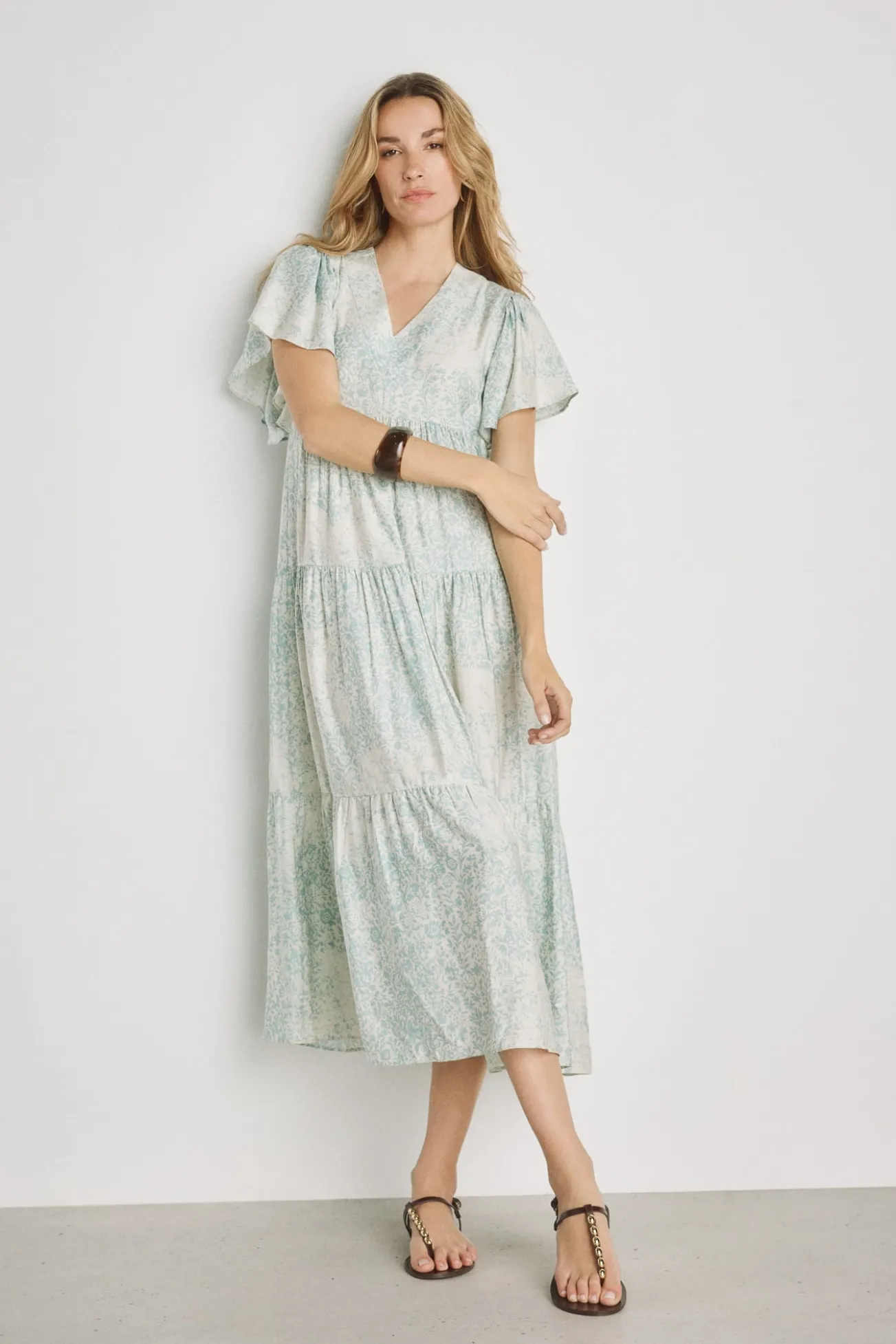 Vestido com decote em bico
