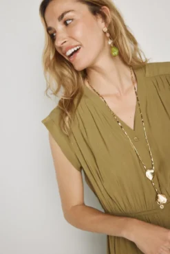Vestido com decote em bico
