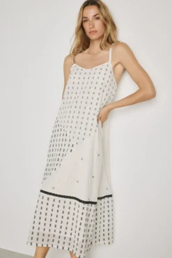 Vestido com decote em bico e alças