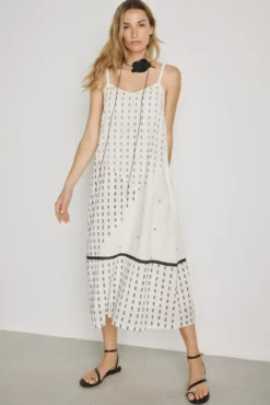 Vestido com decote em bico e alças