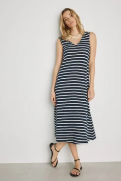 Vestido com decote em bico e alças