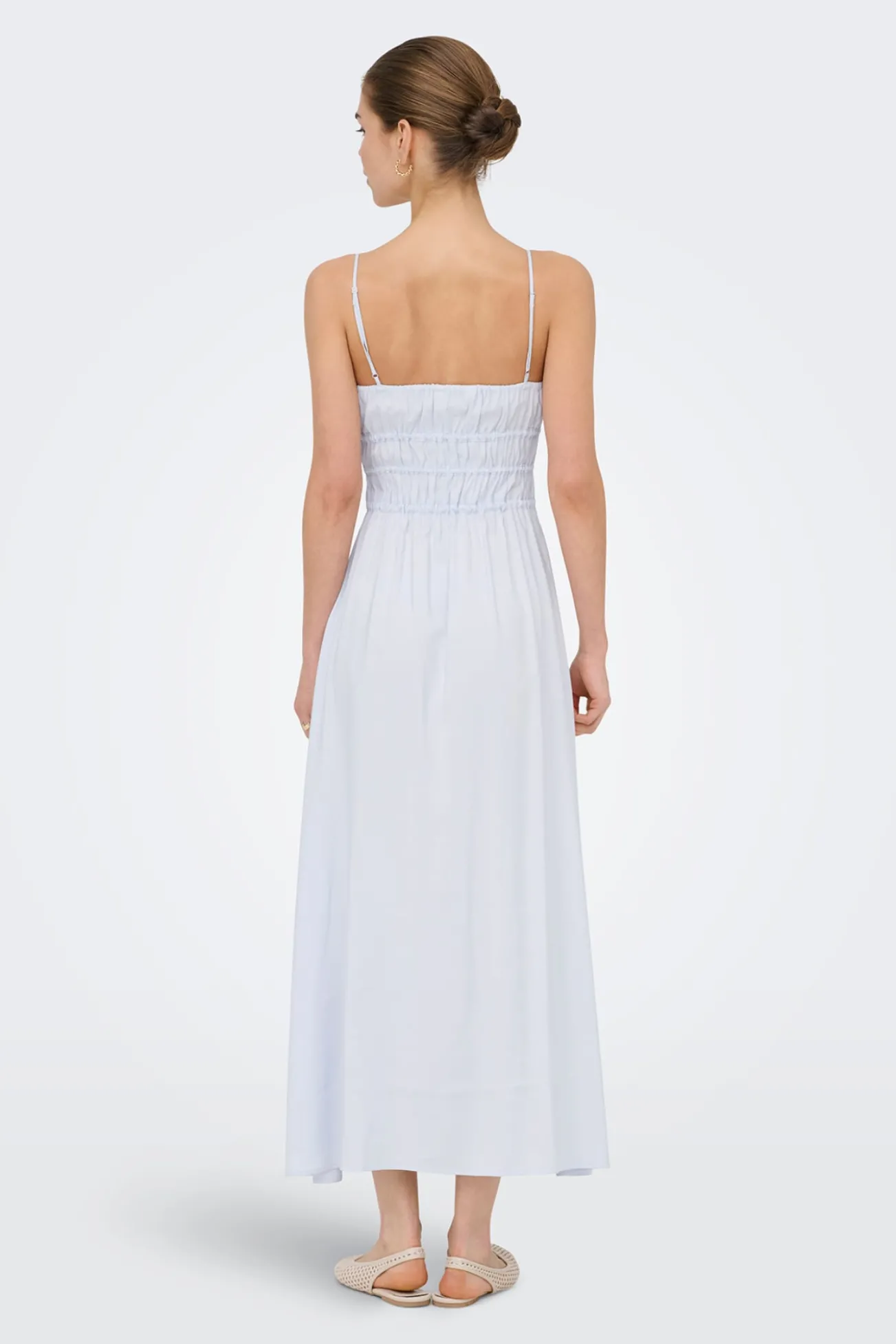 Vestido comprido com detalhes franzidos
