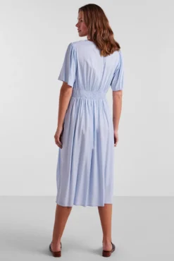Vestido comprido de mulher.
