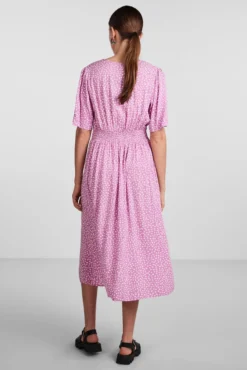 Vestido comprido de mulher.