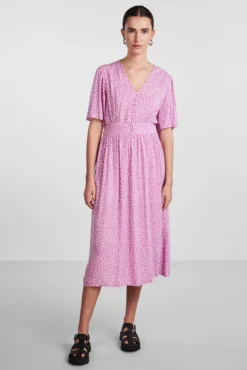 Vestido comprido de mulher.