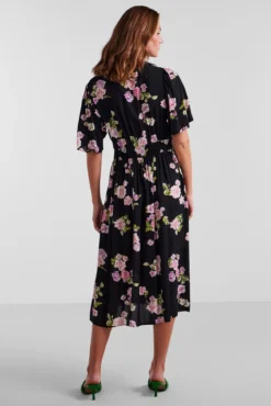 Vestido comprido de mulher.