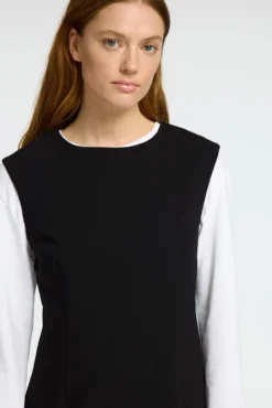 Vestido curto alças feito com materiais reciclados
