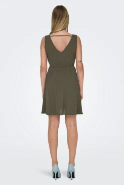 Vestido curto com alças largas