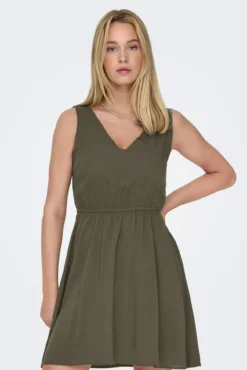 Vestido curto com alças largas