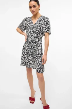 Vestido curto com botões