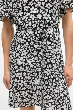 Vestido curto com botões