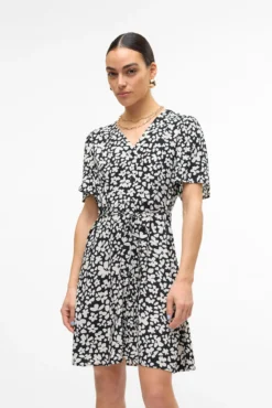 Vestido curto com botões