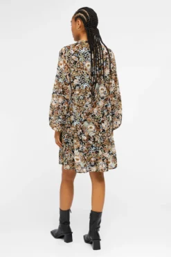 Vestido curto com capa