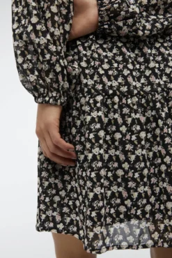 Vestido curto com capa