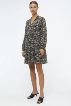 Vestido curto com capa
