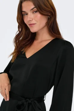 Vestido curto com cinto