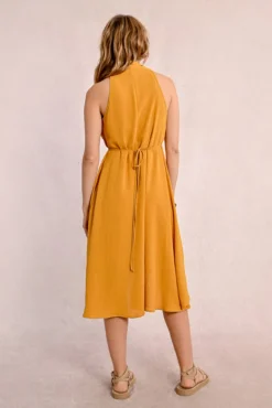Vestido curto com decote halter