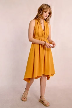 Vestido curto com decote halter