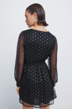 Vestido curto com detalhes em lurex