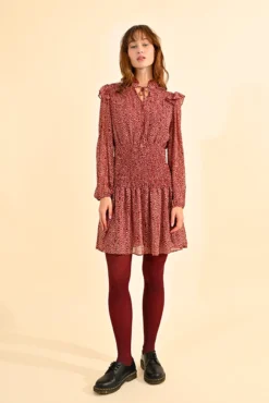 Vestido curto, com estampado e babados.