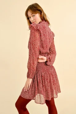 Vestido curto, com estampado e babados.