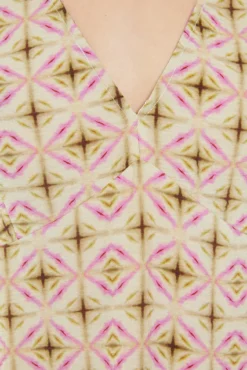 Vestido curto com estampado geométrica