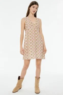 Vestido curto com estampado geométrica