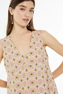 Vestido curto com estampado geométrica