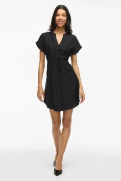 Vestido curto com gola mao e viscose