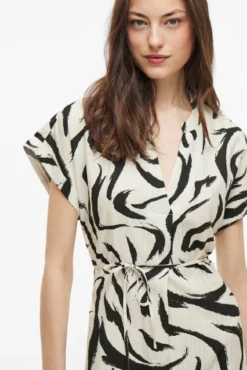 Vestido curto com gola mao e viscose