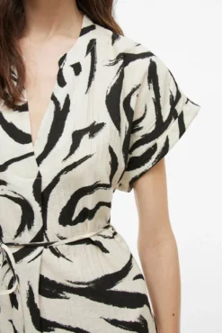 Vestido curto com gola mao e viscose