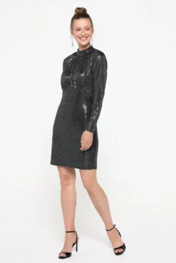 Vestido curto com manga comprida