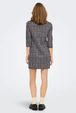 Vestido curto com mangas 3/4