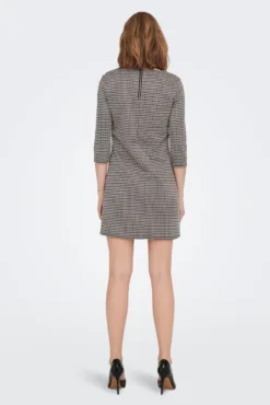 Vestido curto com mangas 3/4